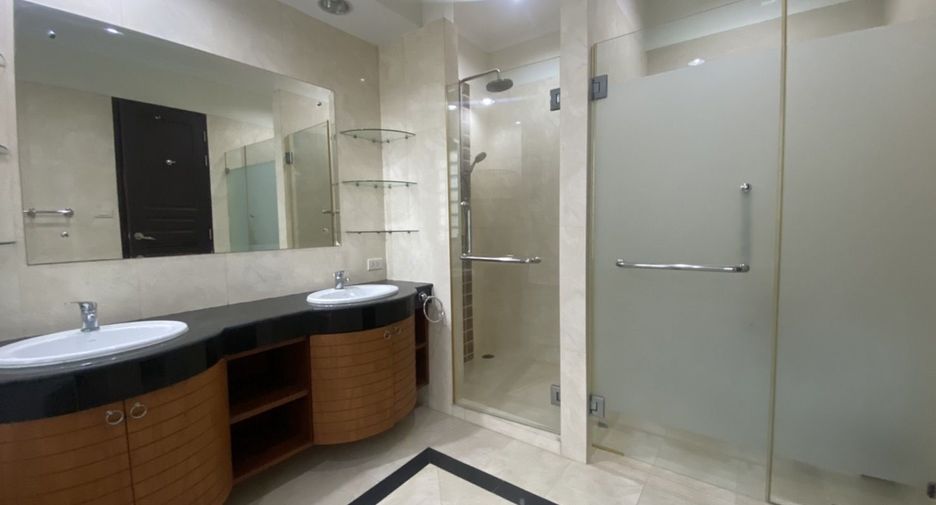For rent 4 bedrooms house in Khlong Toei, Bangkok