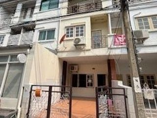 出租 4 卧室 联排别墅 在 Wang Thong Lang, 曼谷