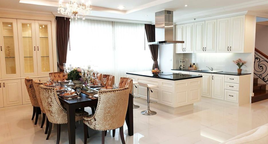 À louer 4 chambres condo à Watthana, Bangkok