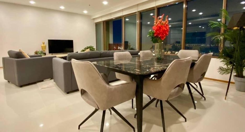 For rent 3 bedrooms condo in Khlong Toei, Bangkok