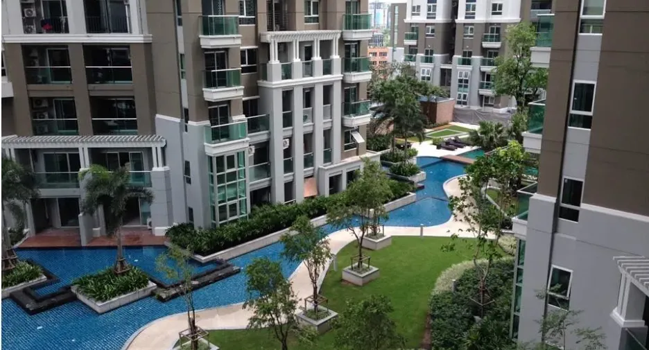 À louer 3 chambres condo à Huai Khwang, Bangkok