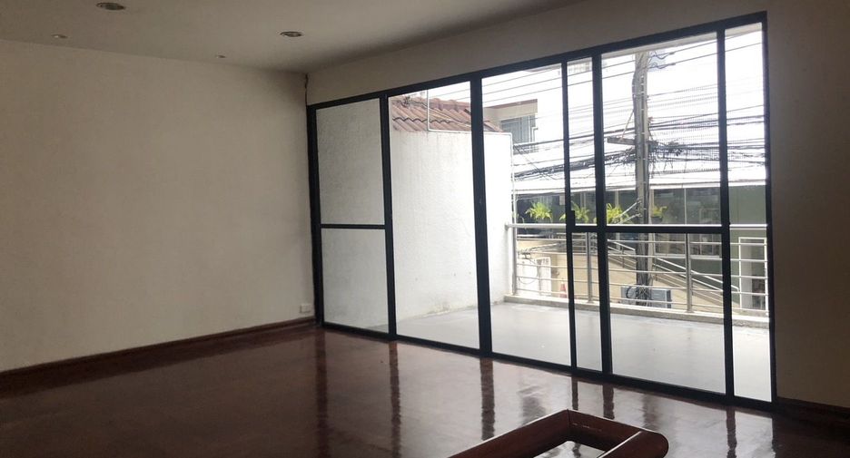 For rent 4 ベッドルーム townhouse in Pathum Wan, Bangkok