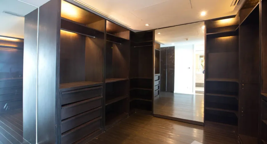 For rent 4 bedrooms condo in Yan Nawa, Bangkok