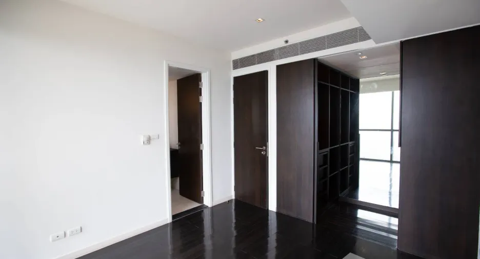 For rent 4 bedrooms condo in Yan Nawa, Bangkok