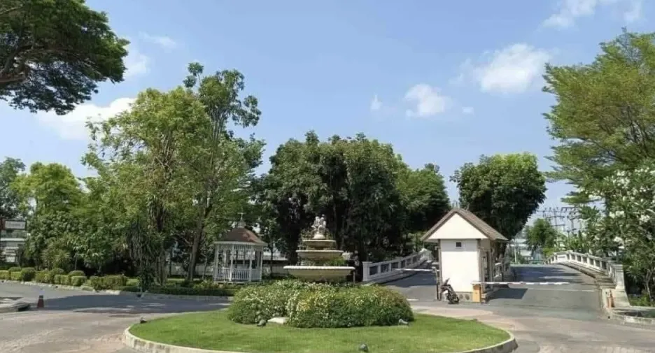 For rent 4 bedrooms townhouse in Bang Kapi, Bangkok