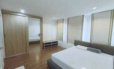 Casa adosada en alquiler de 4 habitaciones en Bang Kapi, Bangkok