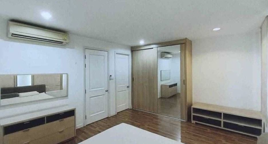 For rent 4 bedrooms townhouse in Bang Kapi, Bangkok