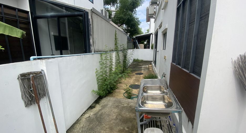 For rent 3 bedrooms house in Prawet, Bangkok