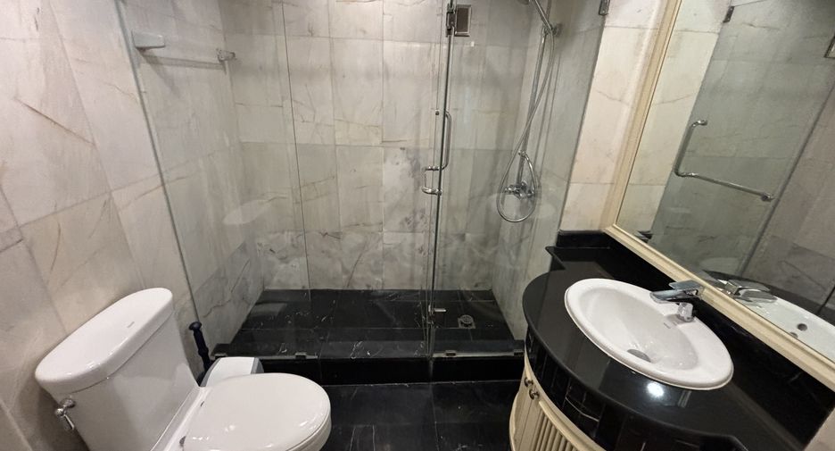 Condo en alquiler de 3 habitaciones en Khlong Toei, Bangkok