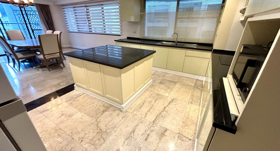 Condo en alquiler de 3 habitaciones en Khlong Toei, Bangkok