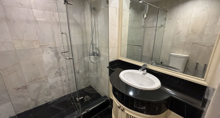 Condo en alquiler de 3 habitaciones en Khlong Toei, Bangkok