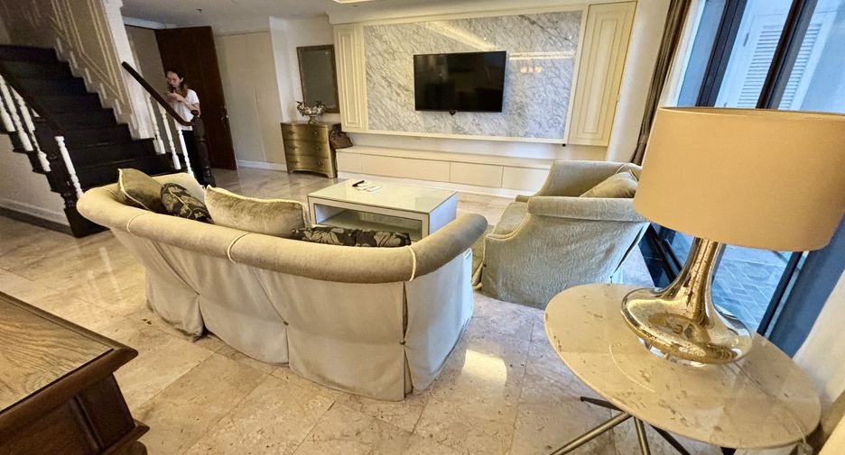 Condo en alquiler de 3 habitaciones en Khlong Toei, Bangkok