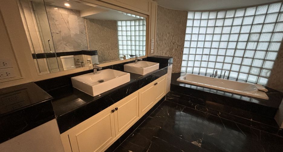 Condo en alquiler de 3 habitaciones en Khlong Toei, Bangkok