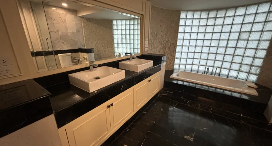 Wohnung zur Miete mit 3 Zimmer in Khlong Toei, Bangkok