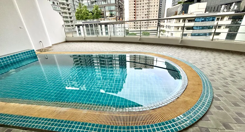 Condo en alquiler de 3 habitaciones en Khlong Toei, Bangkok