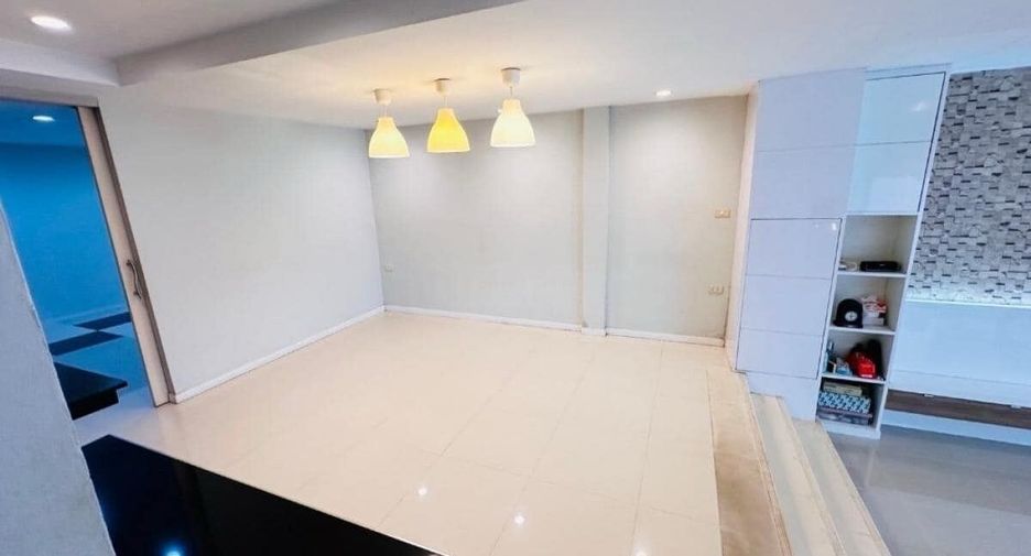 Reihenhaus zur Miete mit 4 Zimmer in Yan Nawa, Bangkok