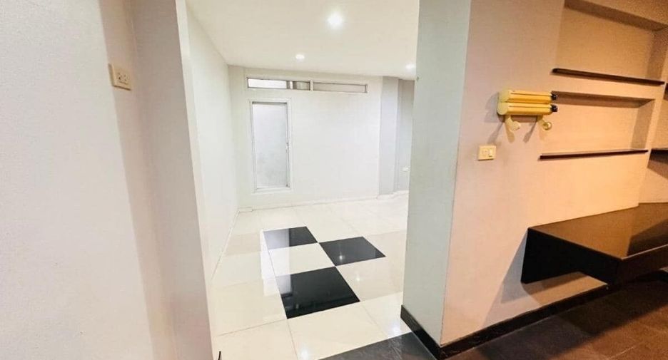 Reihenhaus zur Miete mit 4 Zimmer in Yan Nawa, Bangkok