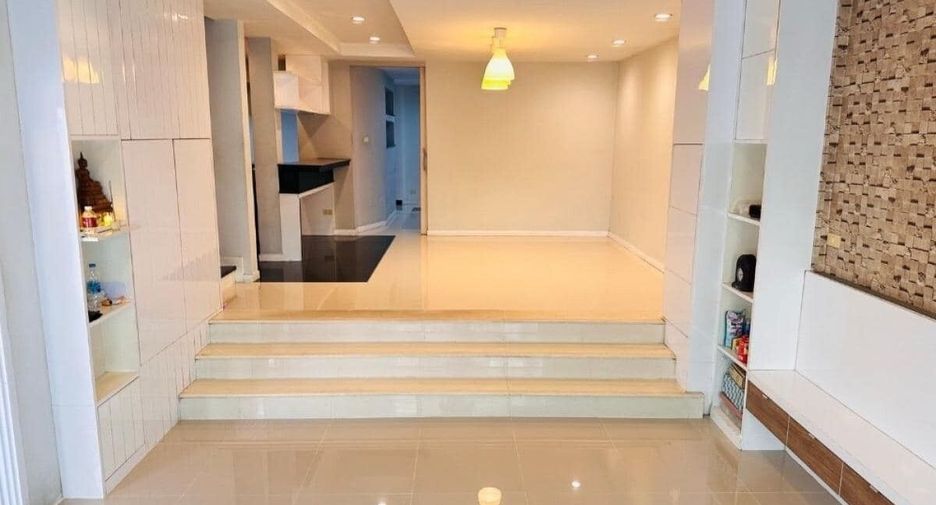 Reihenhaus zur Miete mit 4 Zimmer in Yan Nawa, Bangkok