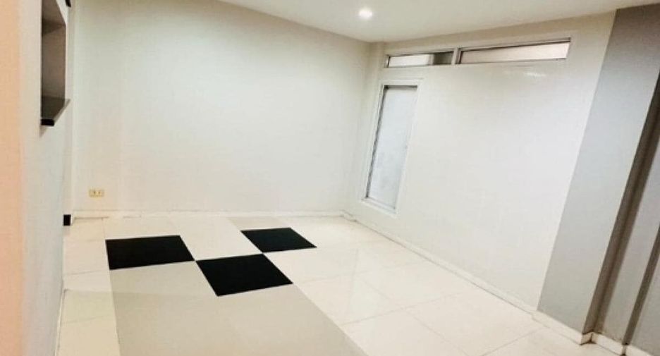 Reihenhaus zur Miete mit 4 Zimmer in Yan Nawa, Bangkok
