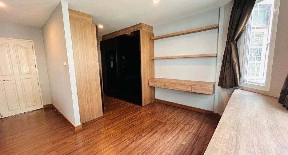 Reihenhaus zur Miete mit 4 Zimmer in Yan Nawa, Bangkok