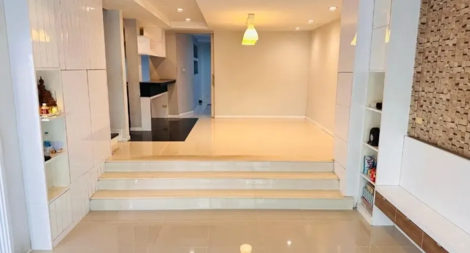 Reihenhaus zur Miete mit 4 Zimmer in Yan Nawa, Bangkok