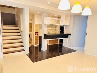 For rent 4 bedrooms townhouse in Yan Nawa, Bangkok