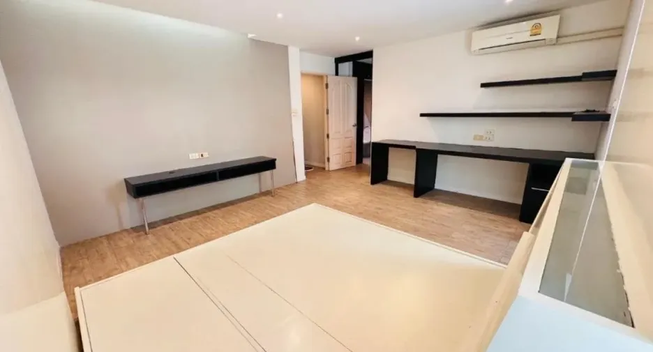 Reihenhaus zur Miete mit 4 Zimmer in Yan Nawa, Bangkok