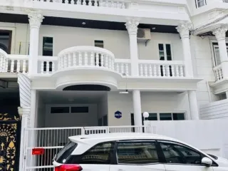 For rent 4 bedrooms townhouse in Yan Nawa, Bangkok