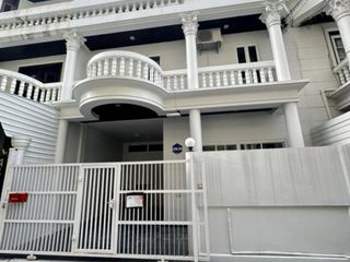 For rent 4 bedrooms townhouse in Yan Nawa, Bangkok