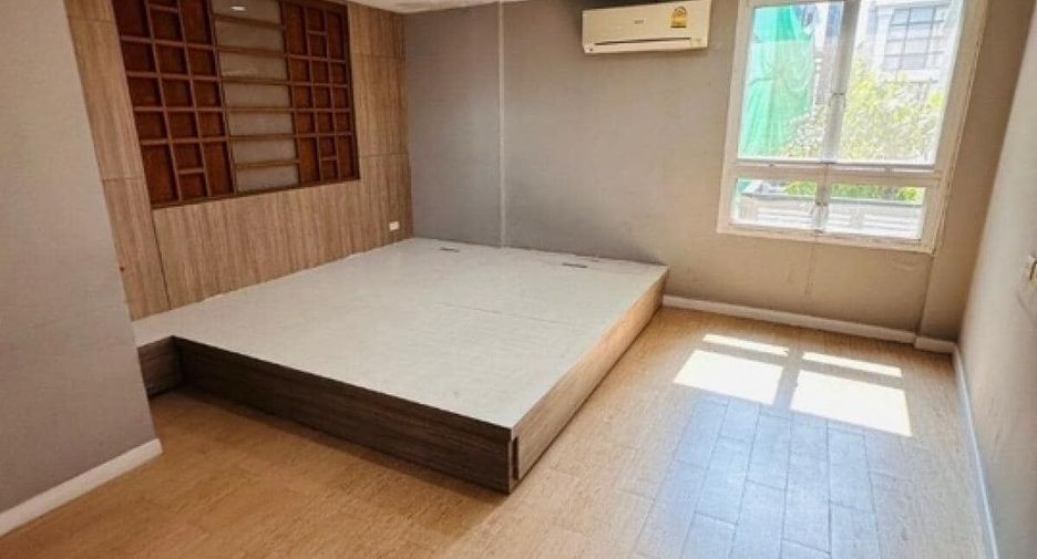 Reihenhaus zur Miete mit 4 Zimmer in Yan Nawa, Bangkok