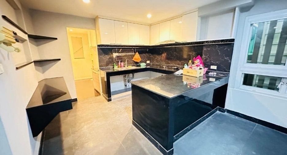 Reihenhaus zur Miete mit 4 Zimmer in Yan Nawa, Bangkok