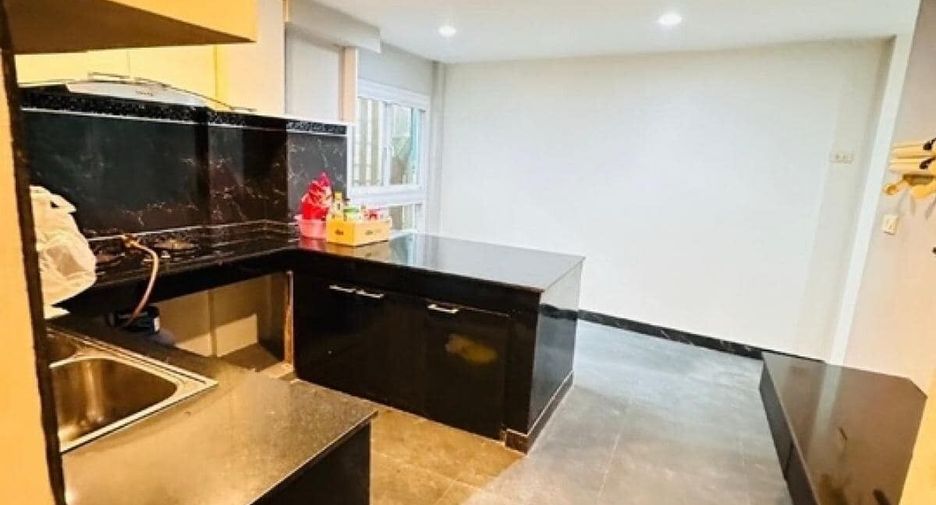 Reihenhaus zur Miete mit 4 Zimmer in Yan Nawa, Bangkok