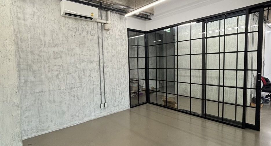 For rent office in Khlong Toei, Bangkok