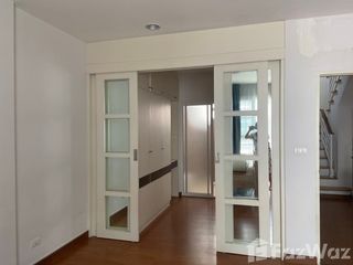 For rent 3 bedrooms townhouse in Chom Thong, Bangkok
