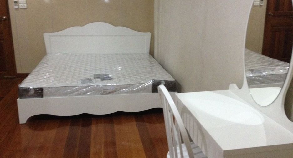 For rent 2 bedrooms townhouse in Huai Khwang, Bangkok