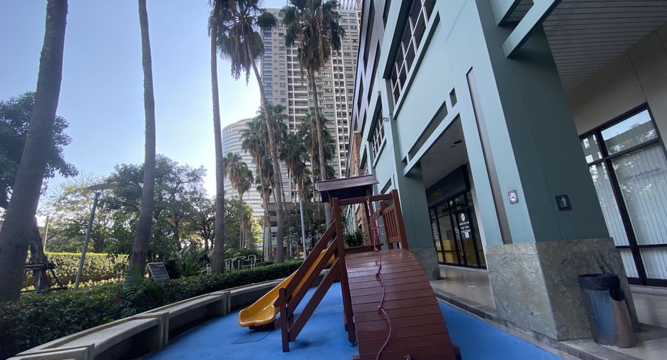 For rent 3 bedrooms condo in Yan Nawa, Bangkok