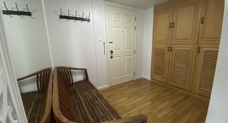 For rent 3 bedrooms condo in Yan Nawa, Bangkok