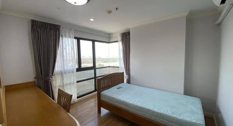 For rent 3 bedrooms condo in Yan Nawa, Bangkok
