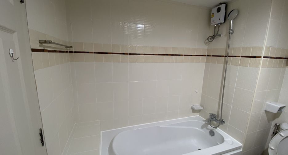For rent 3 bedrooms condo in Yan Nawa, Bangkok