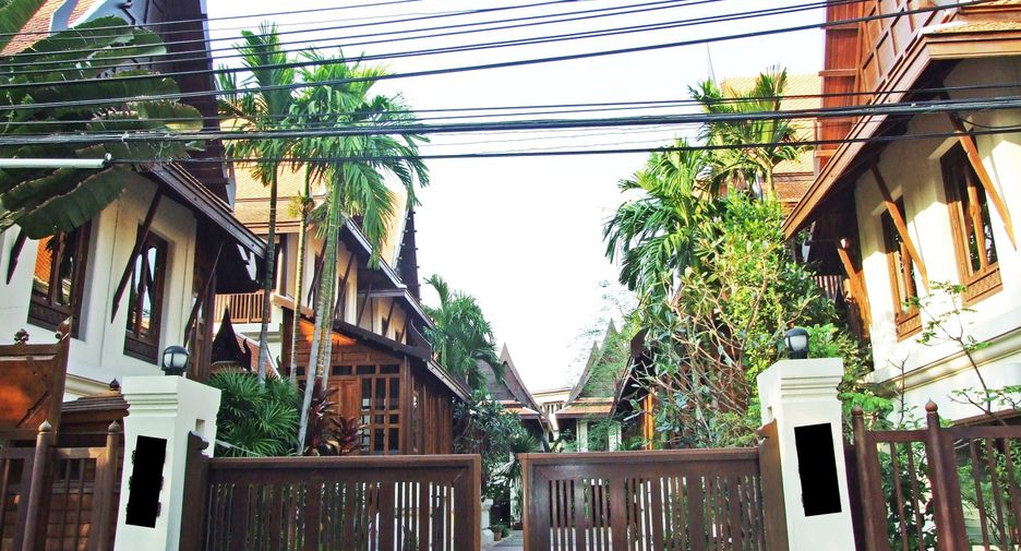 For rent 4 bedrooms house in Khlong Toei, Bangkok