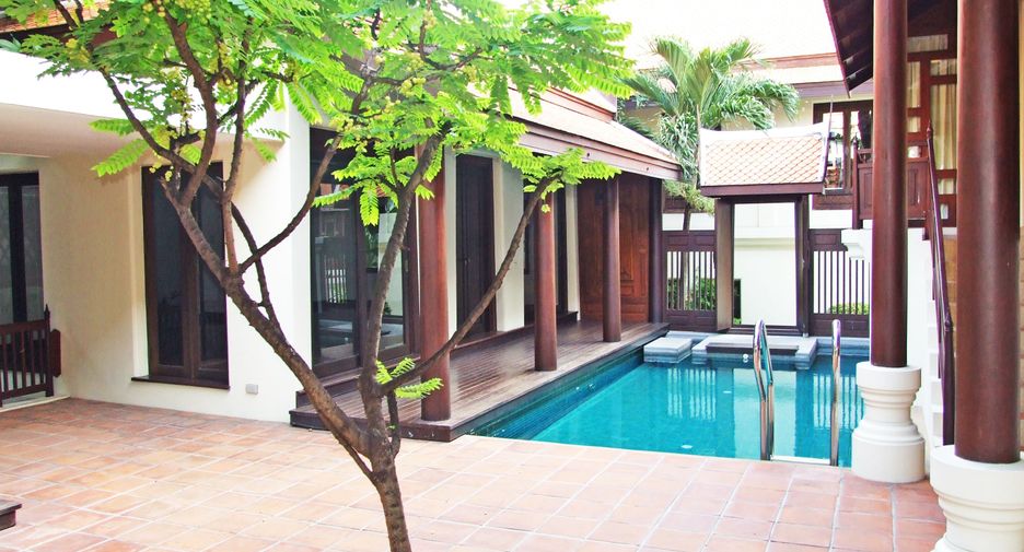 For rent 4 bedrooms house in Khlong Toei, Bangkok