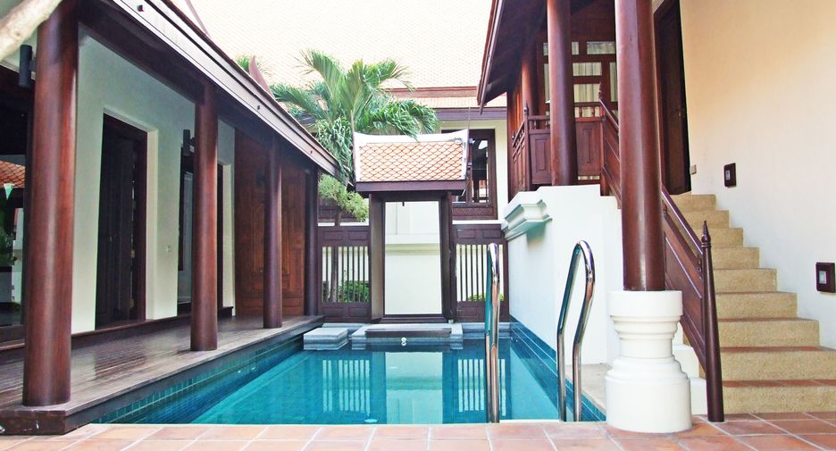 For rent 4 bedrooms house in Khlong Toei, Bangkok