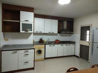 Casa adosada en alquiler de 3 habitaciones en Lat Phrao, Bangkok