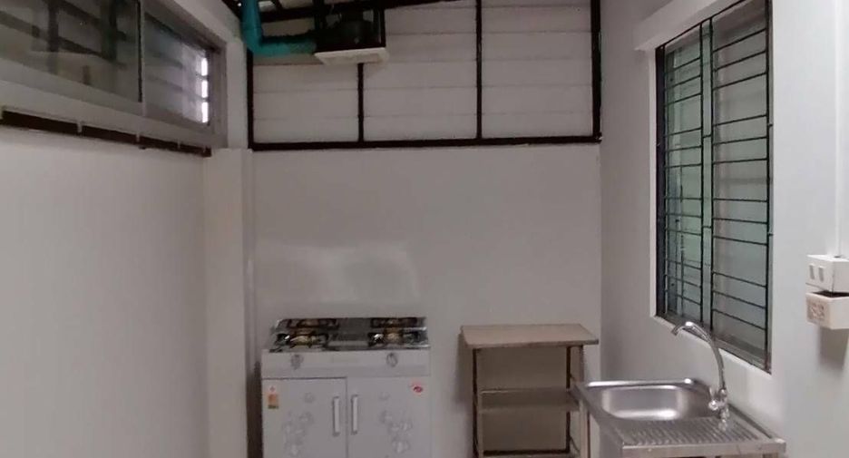 For rent 3 bedrooms townhouse in Bang Sao Thong, Samut Prakan
