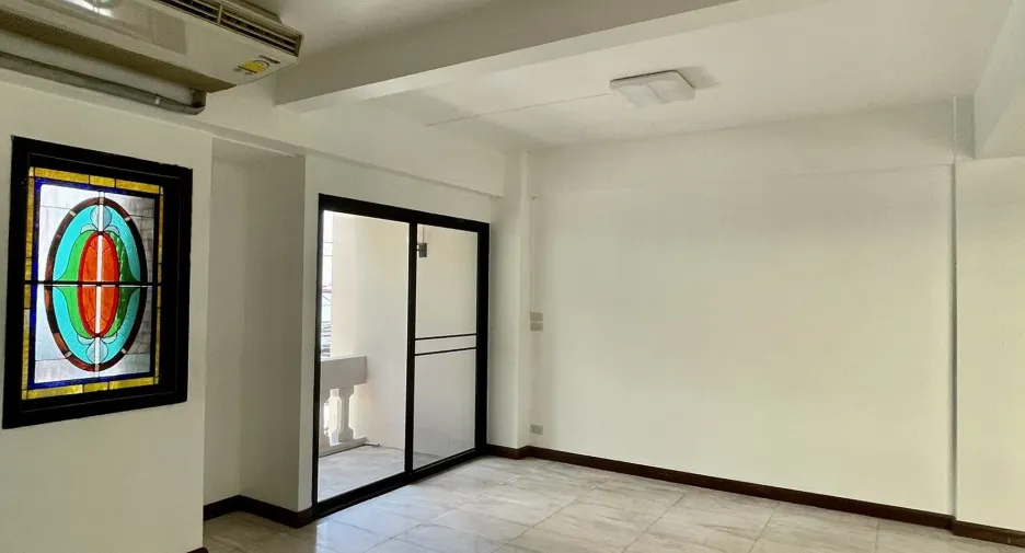 Casa adosada en alquiler de 8 habitaciones en Khlong Toei, Bangkok