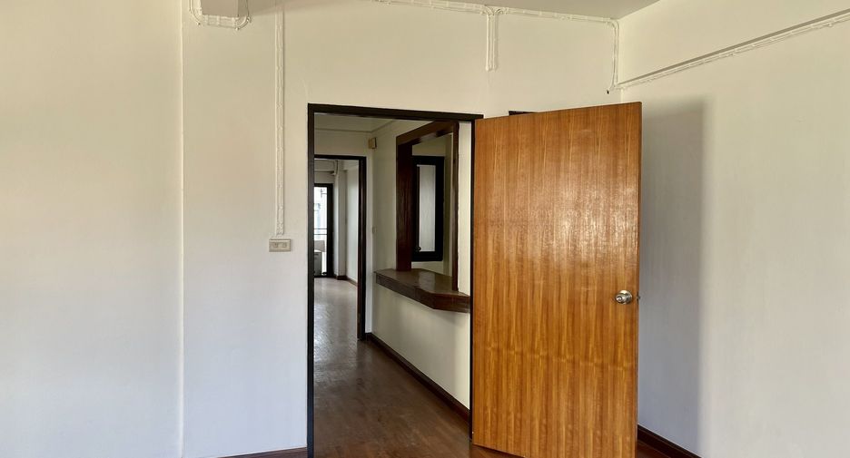 Casa adosada en alquiler de 8 habitaciones en Khlong Toei, Bangkok
