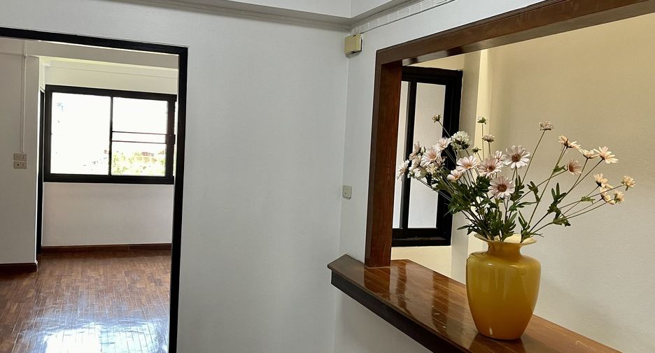 Casa adosada en alquiler de 8 habitaciones en Khlong Toei, Bangkok