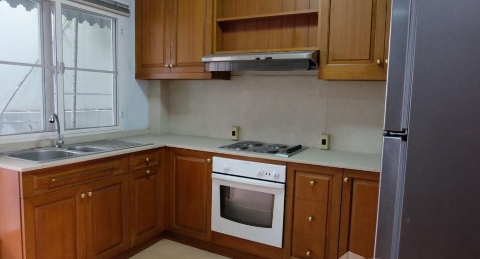 For rent 4 bedrooms townhouse in Watthana, Bangkok