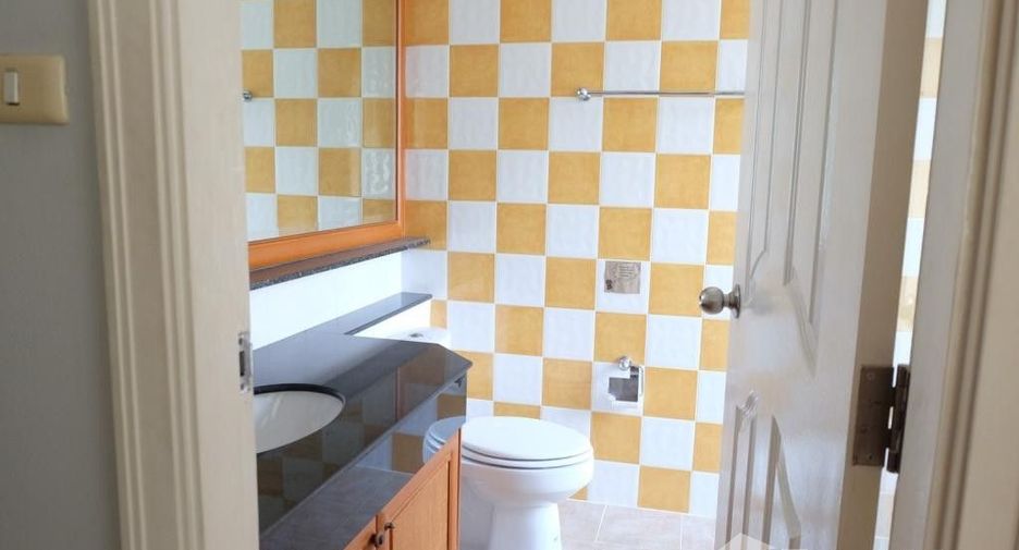 For rent 4 bedrooms townhouse in Watthana, Bangkok