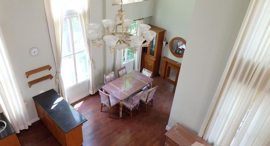 For rent 4 bedrooms townhouse in Watthana, Bangkok